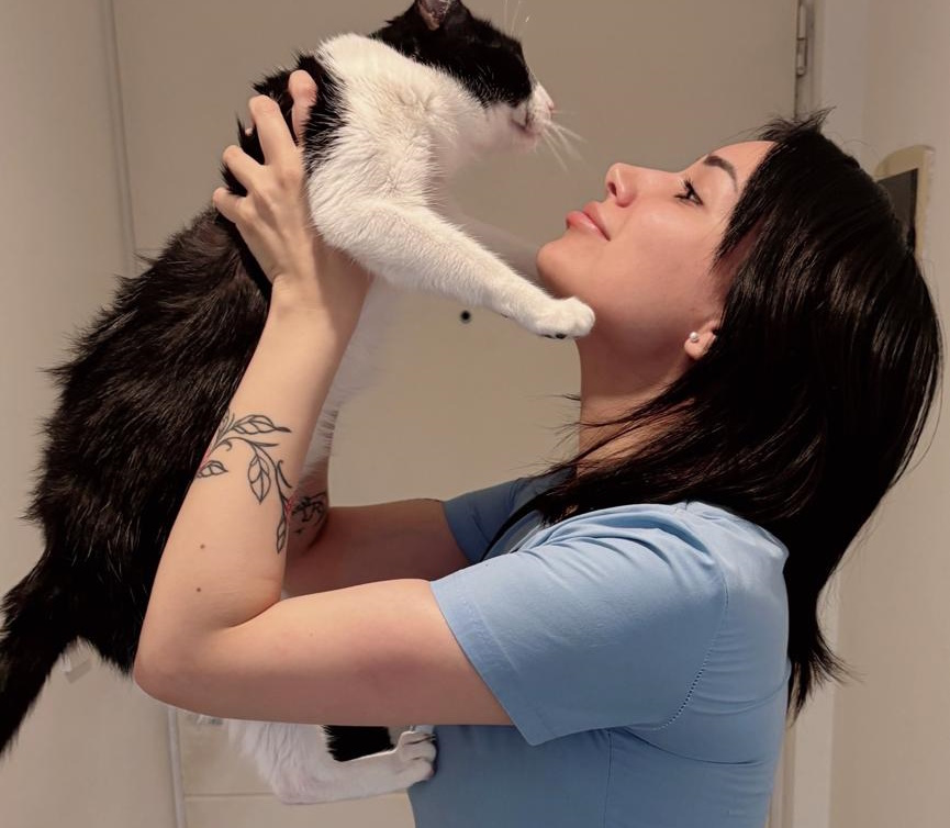 Veterinaria con gato